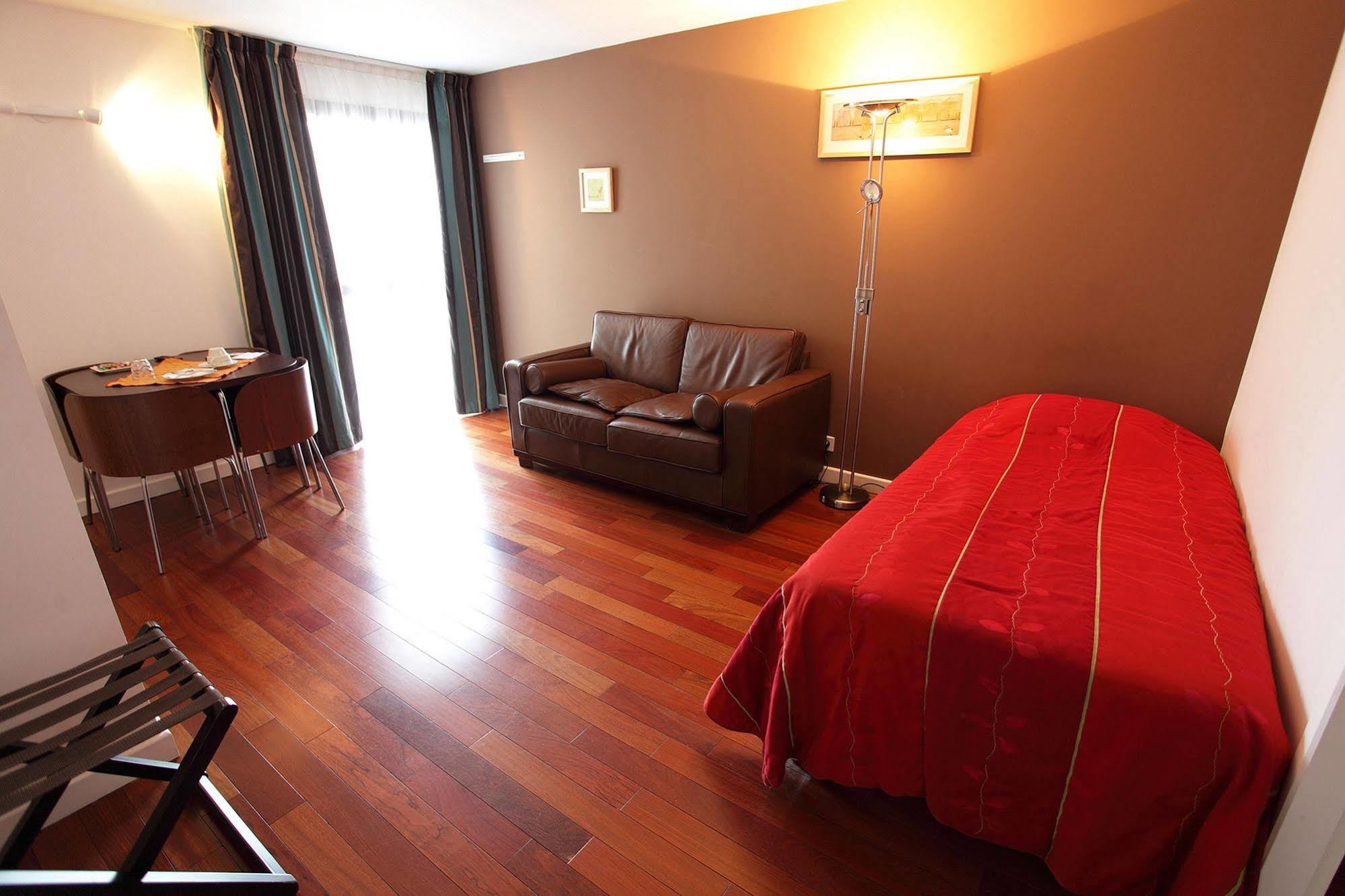 Hôtel la Scala Pithiviers Esterno foto